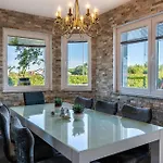 펜션 Lovely In With Private Swimming Pool, Be Inside Or Outside Pridraga