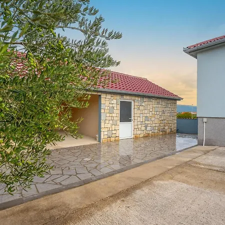 Lovely In With Private Swimming Pool, Be Inside Or Outside Feriehus Pridraga