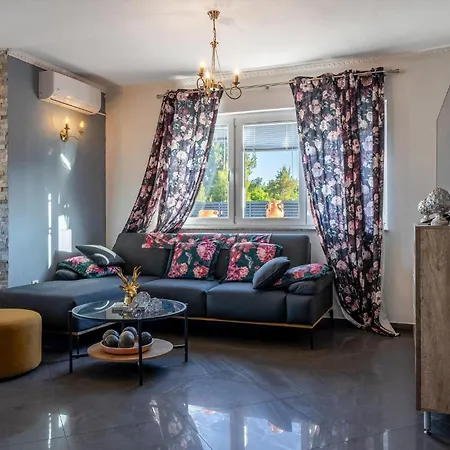 Lovely In With Private Swimming Pool, Be Inside Or Outside