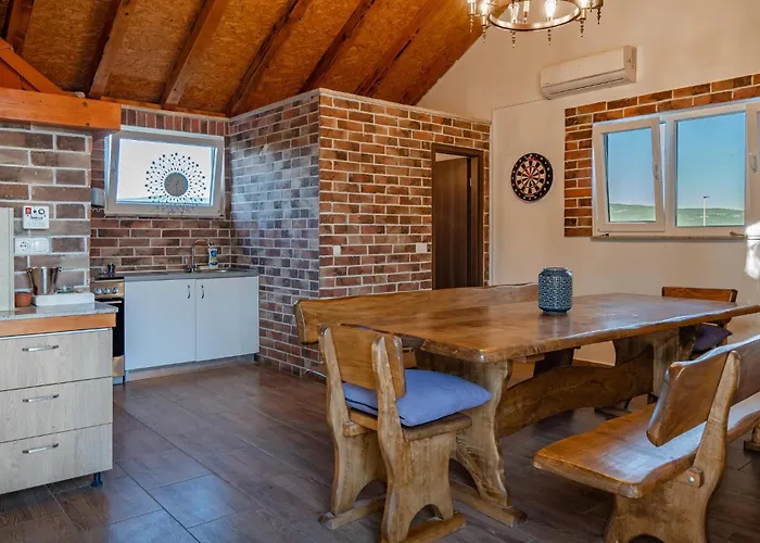 Cozy In With Private Swimming Pool, Be Inside Or Outside