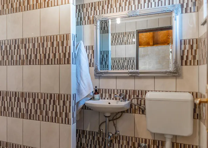 Cozy In With Private Swimming Pool, Be Inside Or Outside