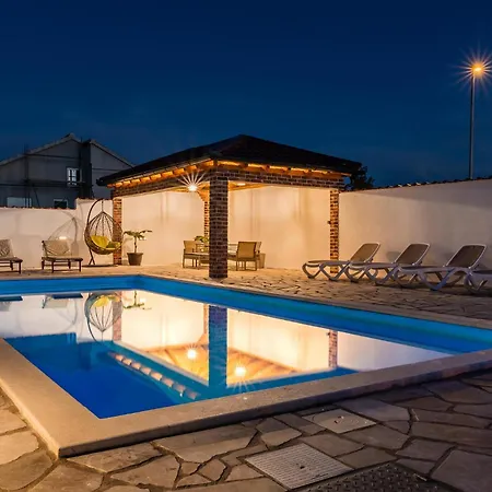 Holiday home Cozy In With Private Swimming Pool, Be Inside Or Outside *