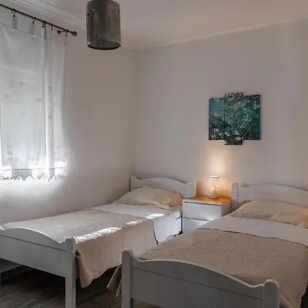 Casa de Férias Lovely In With Private Swimming Pool, Be Inside Or Outside Pridraga