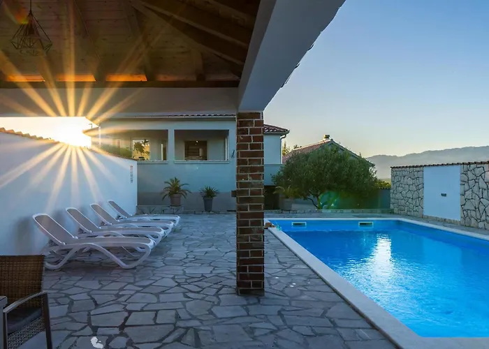Cozy In With Private Swimming Pool, Be Inside Or Outside Pridraga
