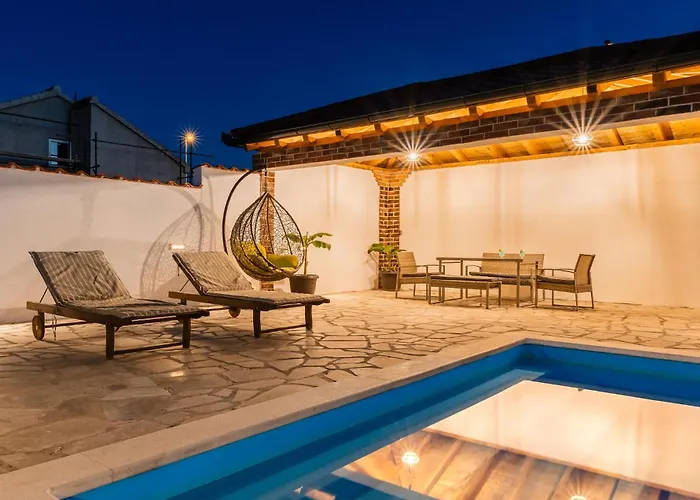 Cozy In With Private Swimming Pool, Be Inside Or Outside Pridraga