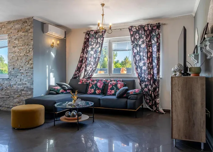 Cozy In With Private Swimming Pool, Be Inside Or Outside