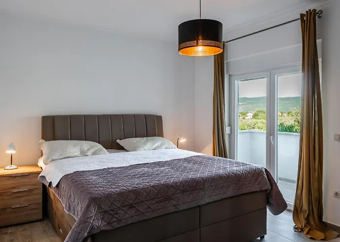 Cozy In With Private Swimming Pool, Be Inside Or Outside Pridraga